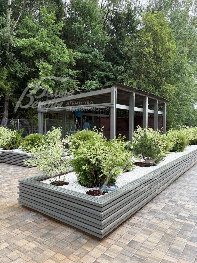 Пространство между кустарниками на клумбах оформлено белой декоративной мульчей