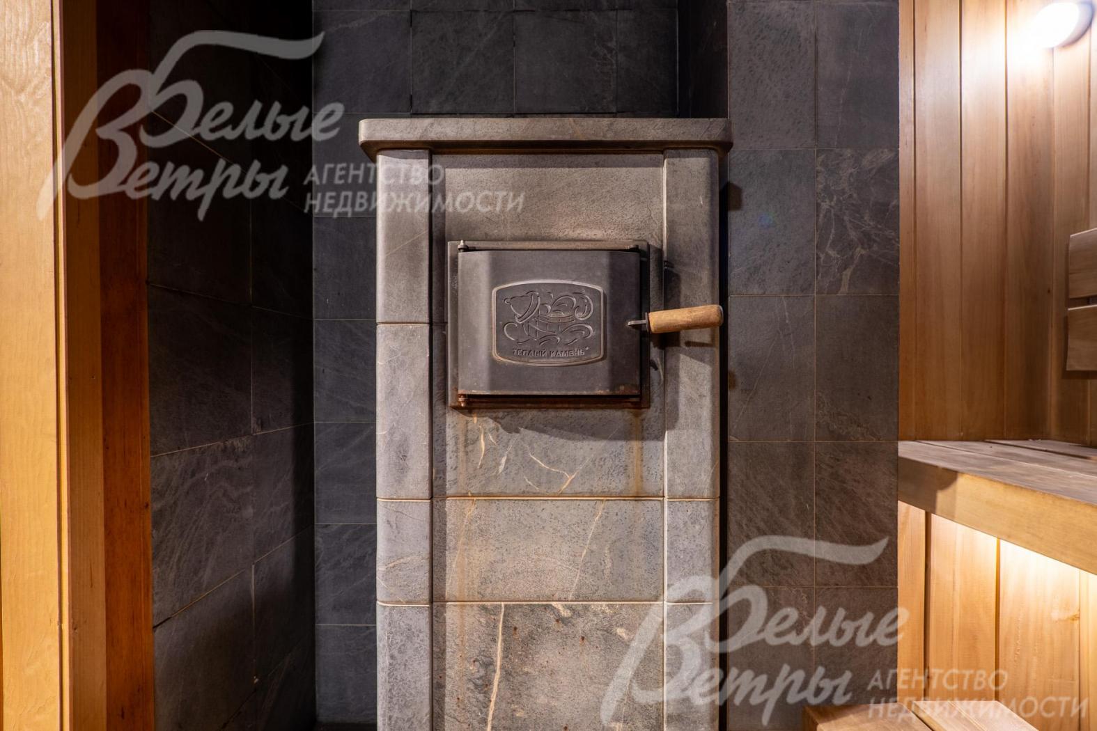 В парной - большая закрытая печь (дровяная), отделана талькохлоридом