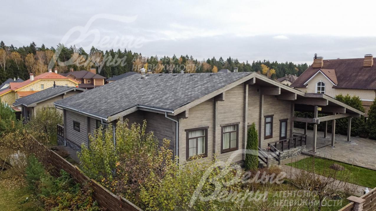 На участке устроен сеянный газон "Американская мечта" (Бельгия, выдерживает Гольф)