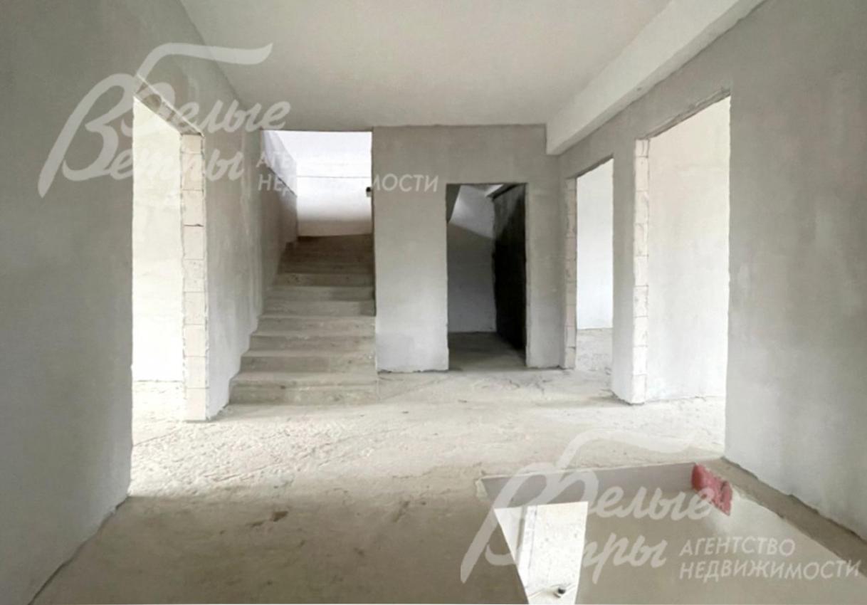 Под подготовлен под отделку: все межкомнатные стены возведены, выполнена черновая стяжка пола