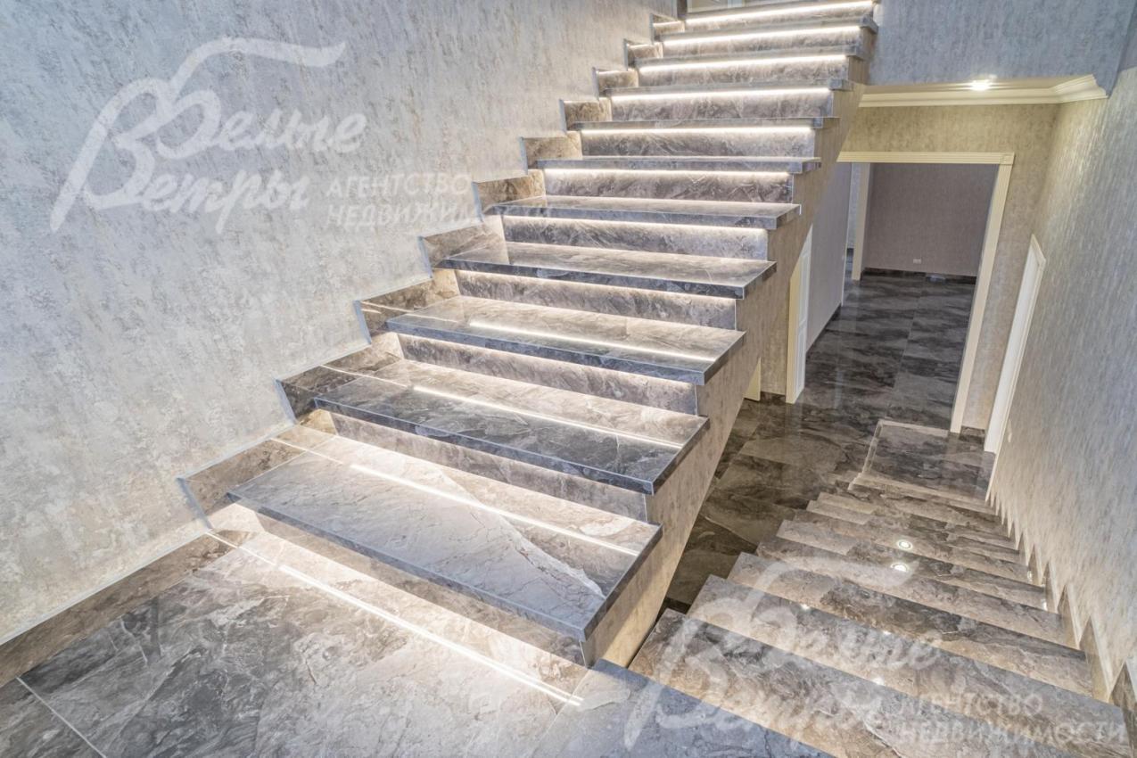 Красивая лестница с подсветкой.