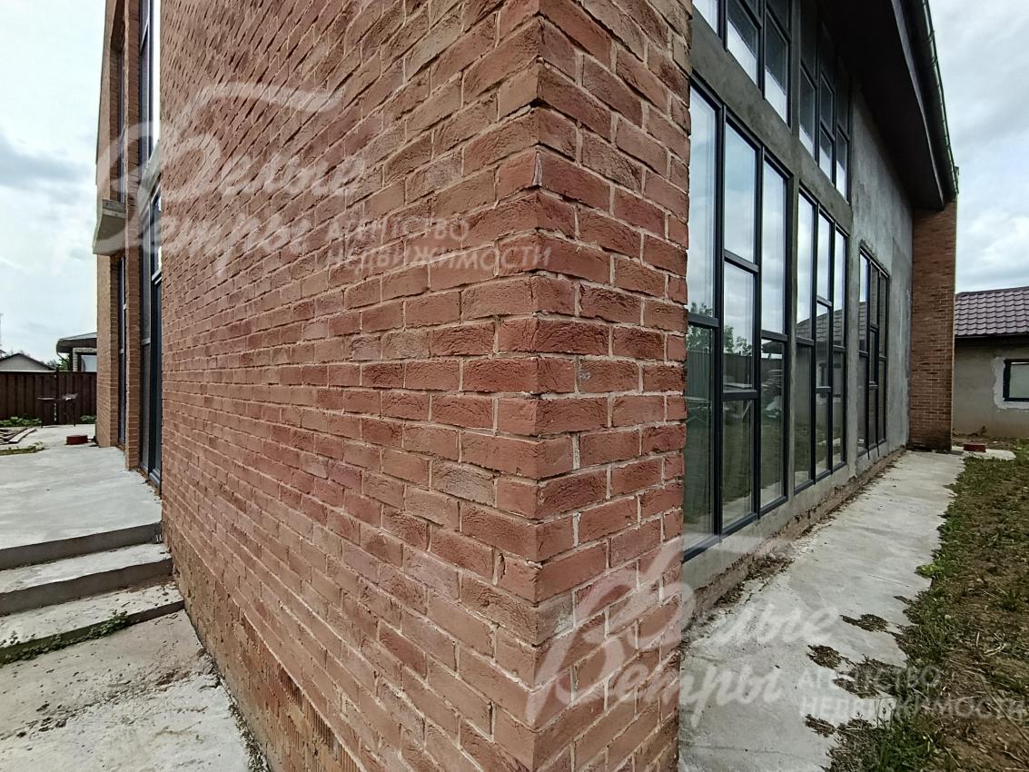 Дом облицован бельгийским кирпичом ручной формовки по переднему и дворовому фасадам. 