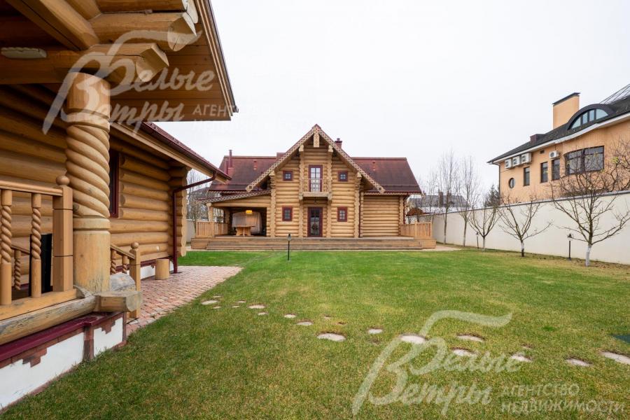 Дом стоит на ухоженном участке площадью 12 соток с идеальным газон и деревьями по периметру