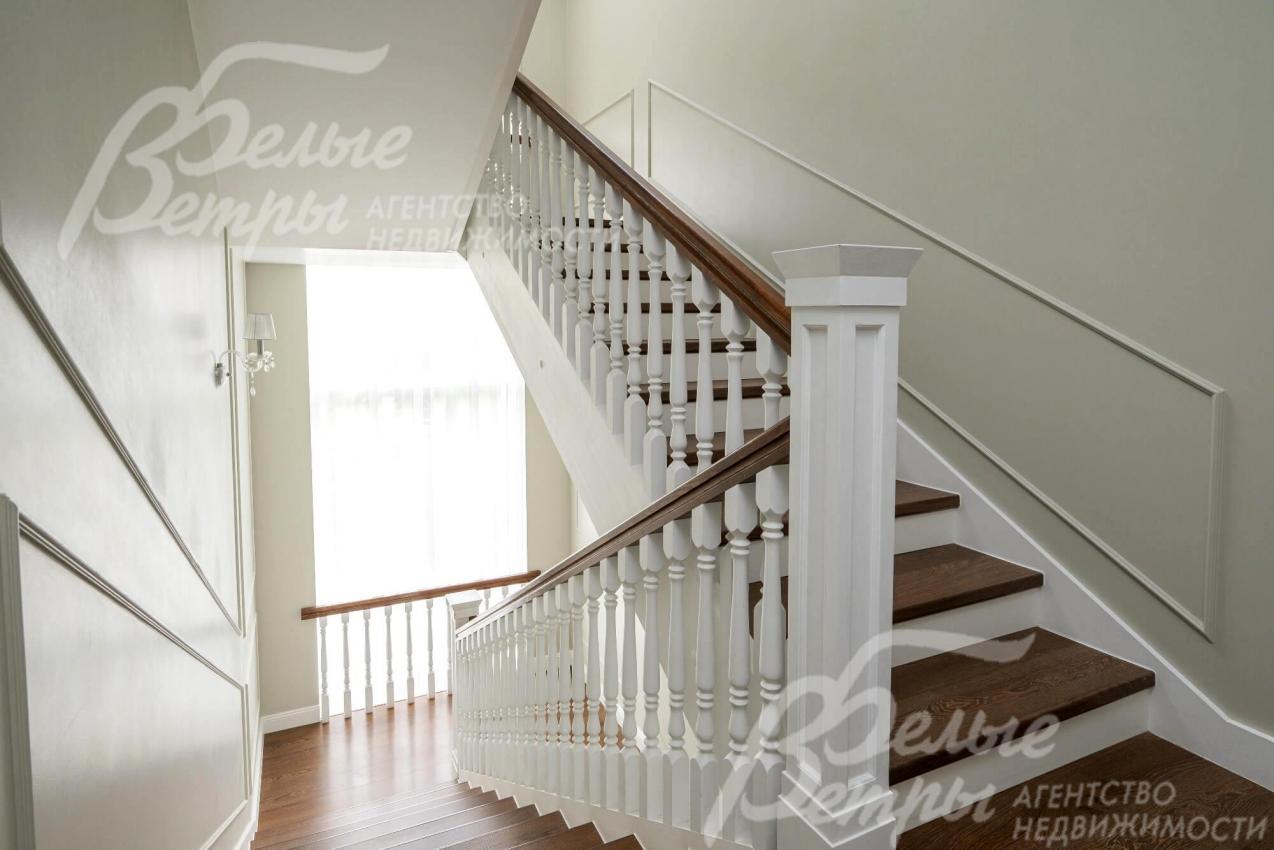 Монолитная лестница шириной 110 см, деревянные перила с поручнем из массива дуба.