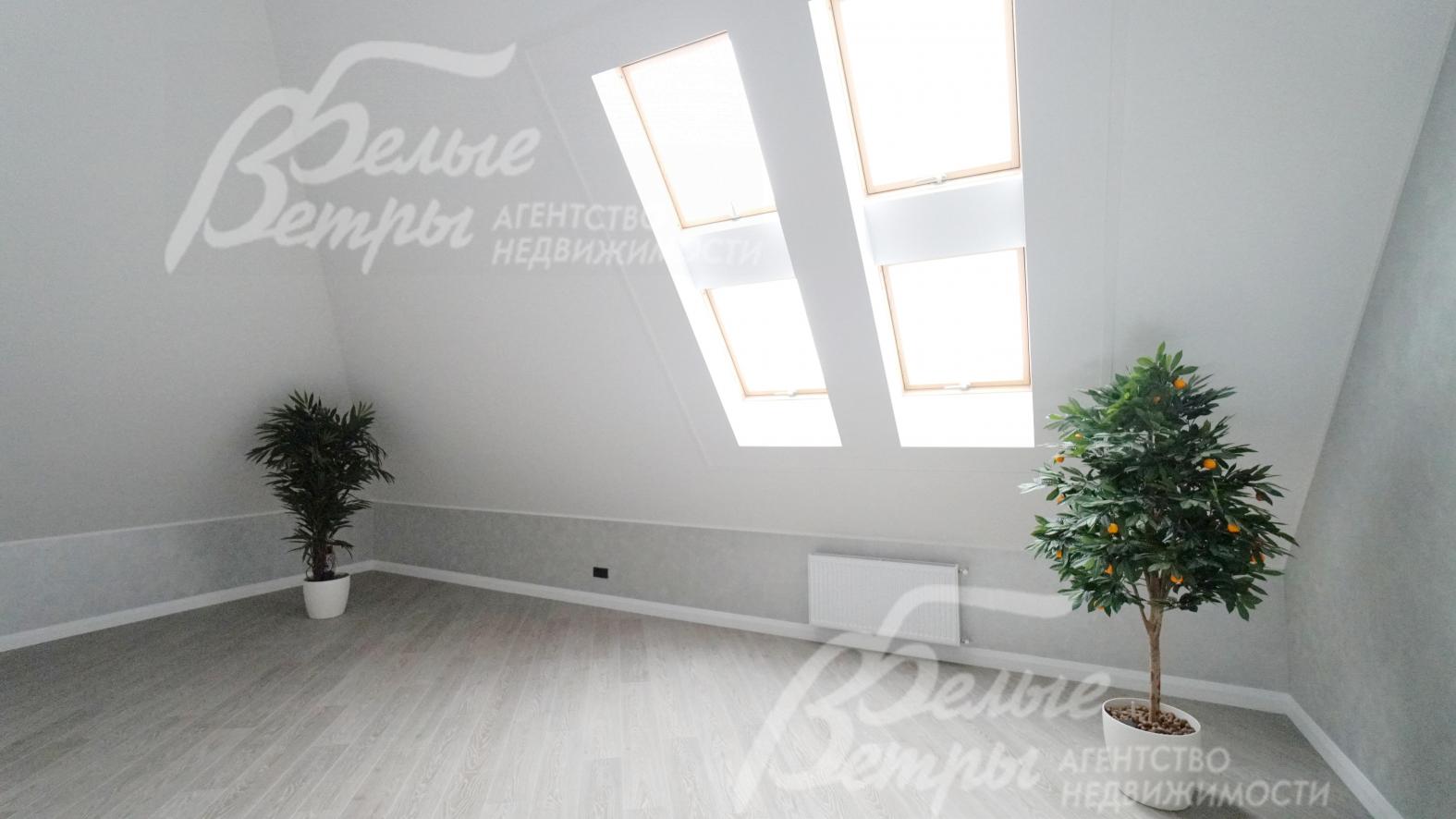 Студия 70 кв.м на мансардном этаже. Высокие потолки, много мансардных окон.