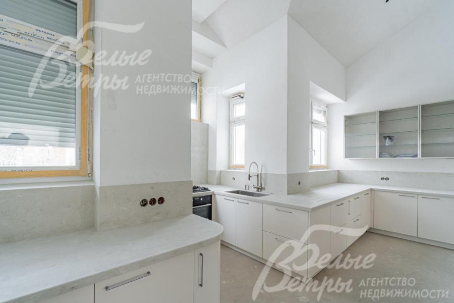 Оборудованная кухня с мраморными столешницами.