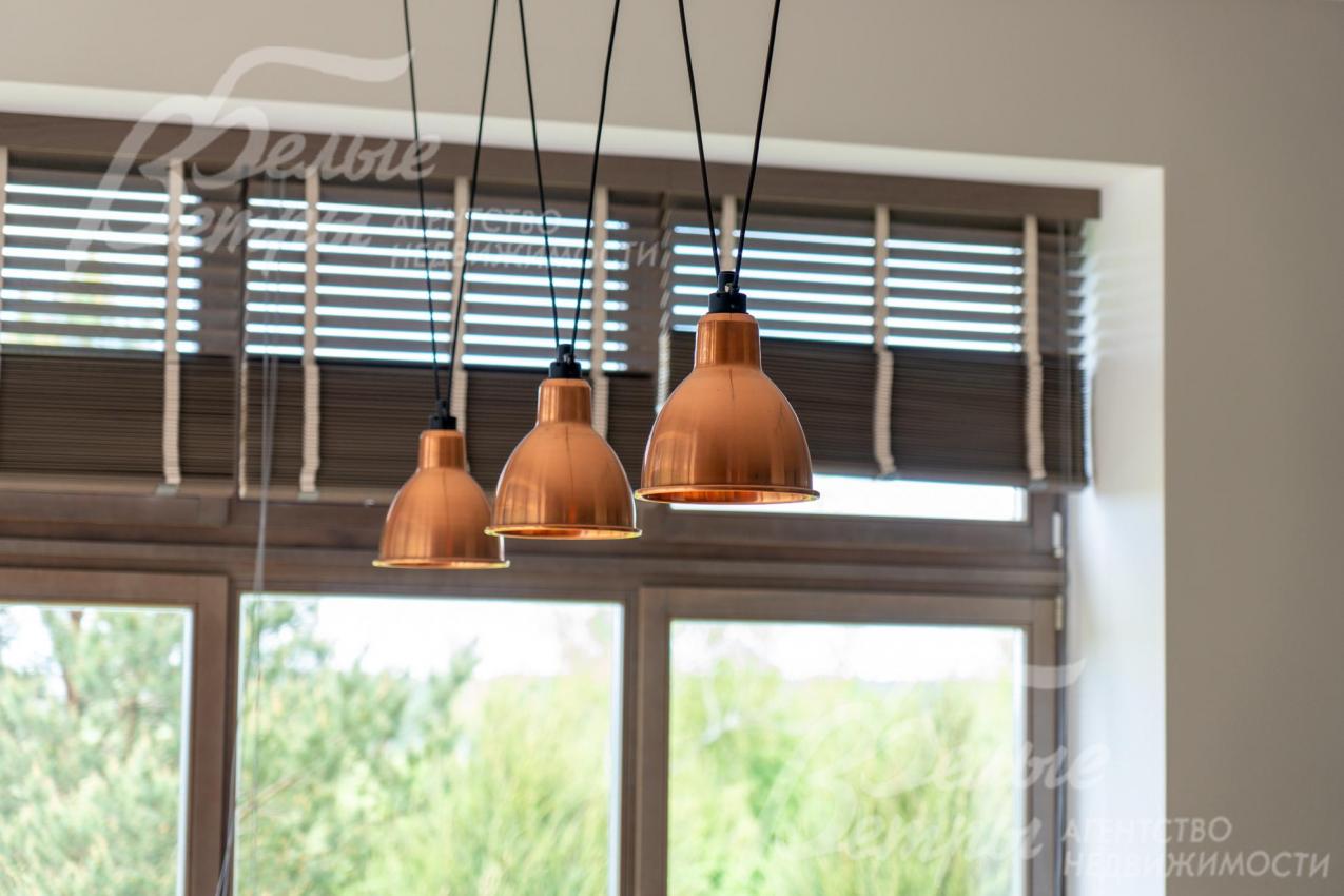 В зоне столовой установлены дорогостоящие французские светильники LAMPE GRAS