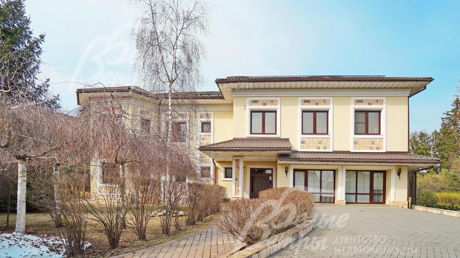 Дом построен из кирпича с утеплителем. Облицован декоративной штукатуркой с элементами из искусственного камня и лепниной