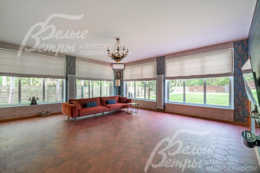 В доме - много панорамных окон, часть из них - с видом на лес