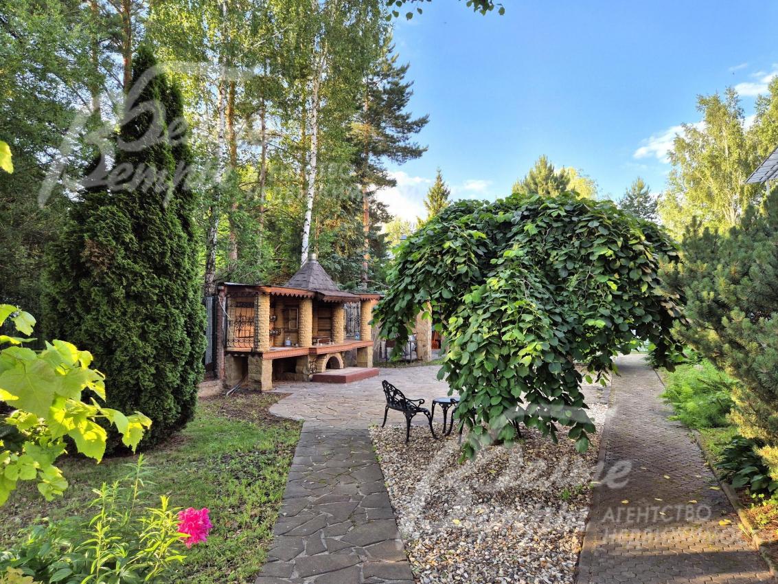 Участок с ландшафтным дизайном.