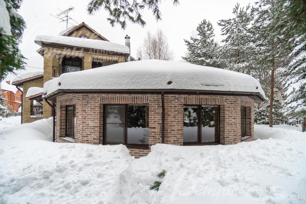 Кирпичный дом в классическом стиле с элементами замковой архитектуры, полностью готовый к заселению