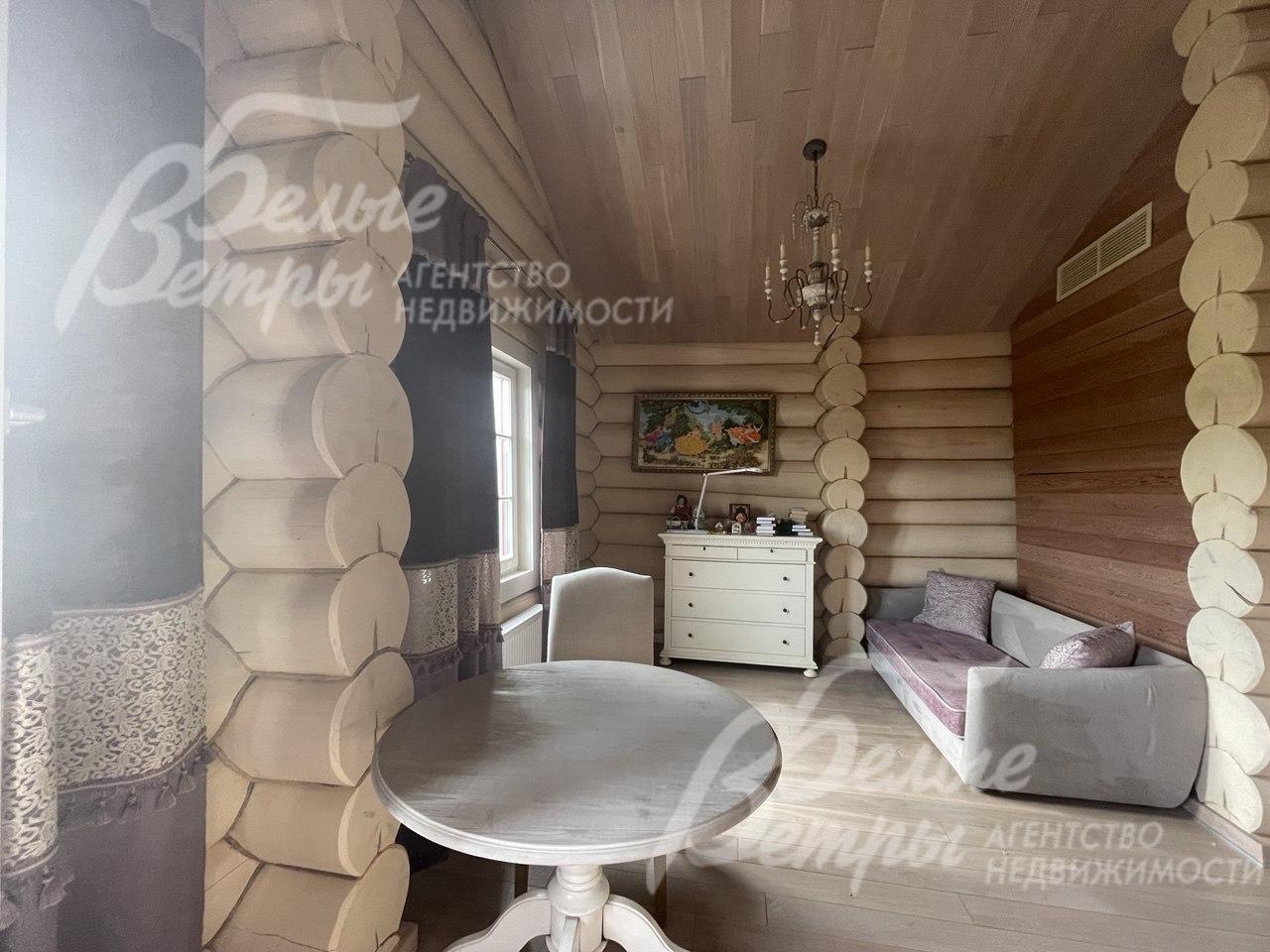 Диван в спальне 2-го этажа