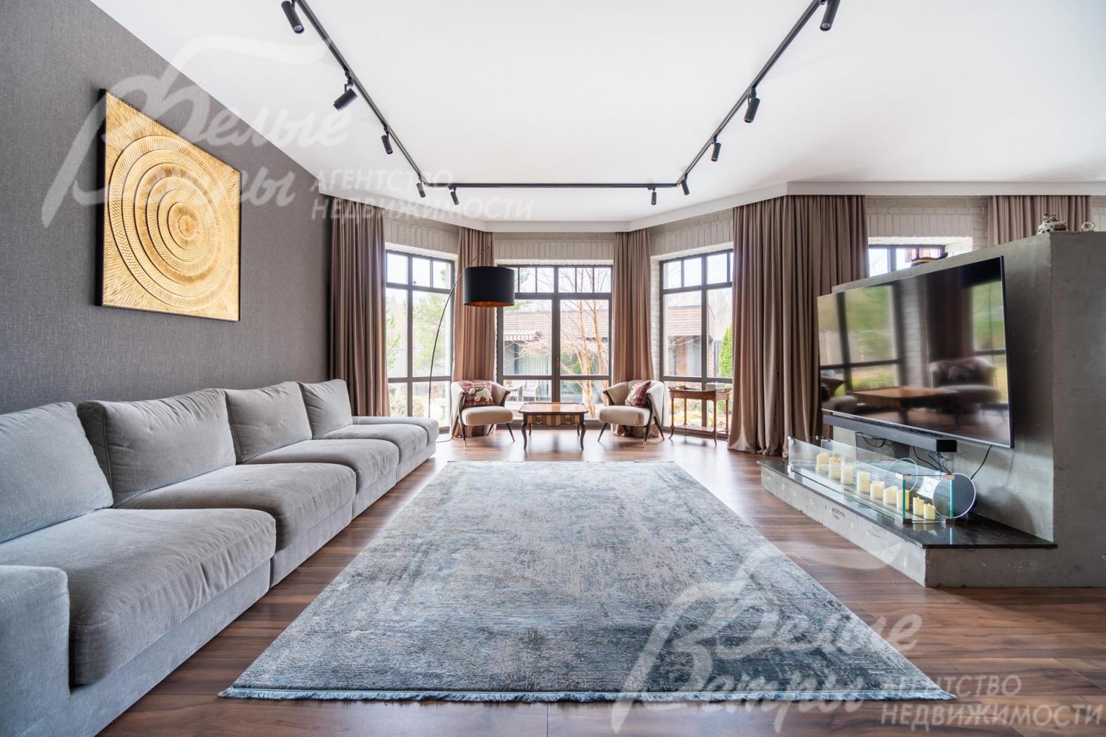 Дом полностью отделан и меблирован - готов к проживанию. В изысканном оформлении гостиной сочетаются оттенки серого, бежевого и коричневого