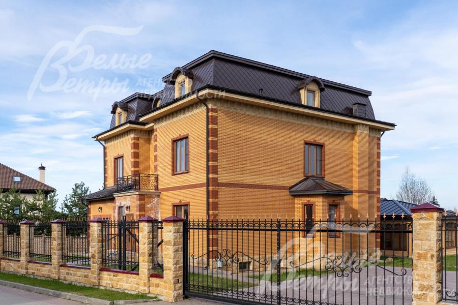 Въезд на участок оборудован автоматическими воротами, в зоне парковки выложена гранитная брусчатка