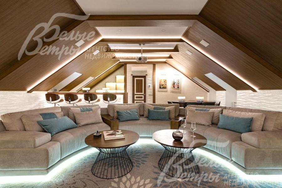 Уникальный кинозал с баром в мансарде