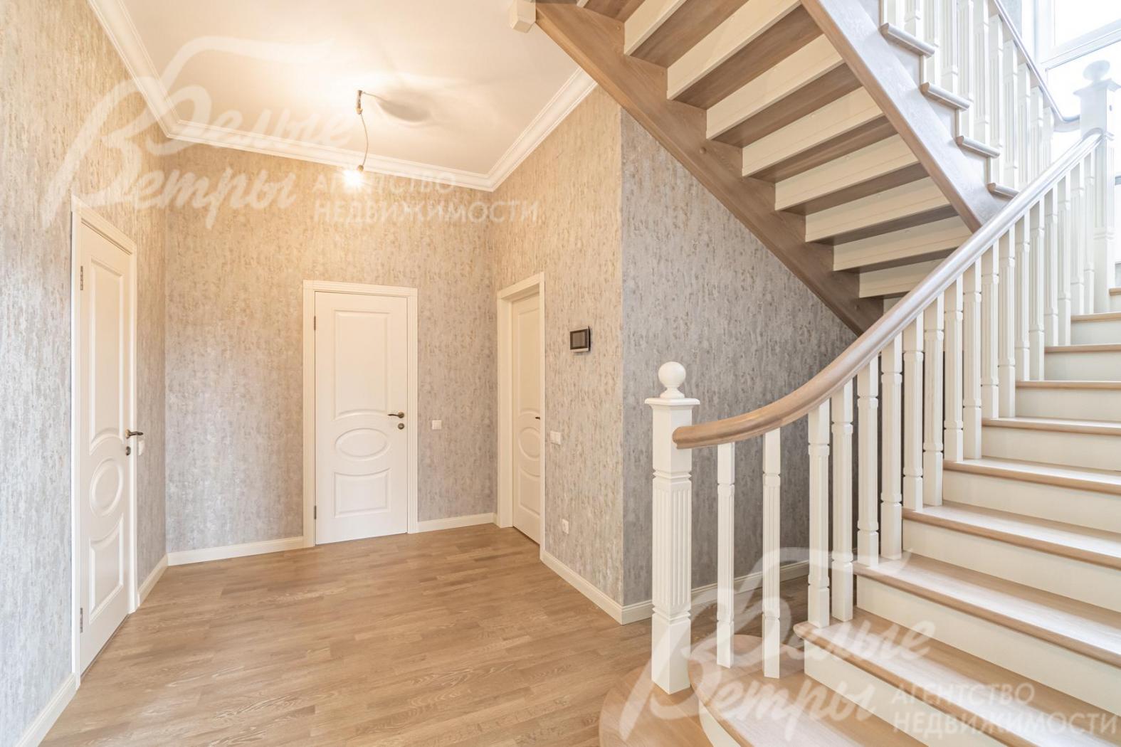 Холл первого этажа