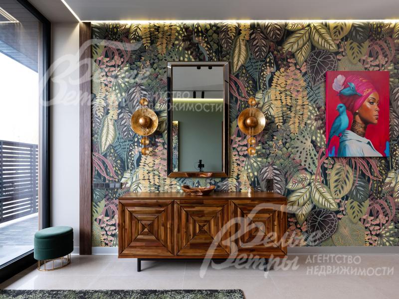 На входе - обои, расписанные красками: джунгли и картина, на которой изображена яркая африканка