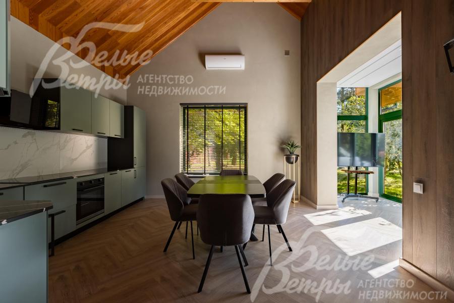 В двухэтажном гостевом доме также выполнена стильная отделка, установлена мебель: в кухне-столовой - обеденная группа, кухонный гарнитур с техникой