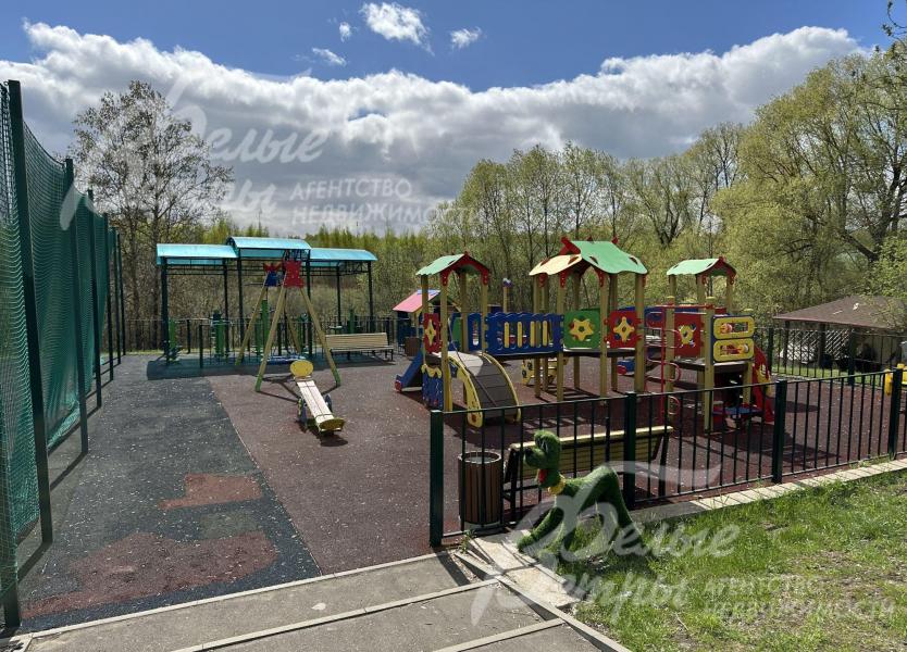 Детская игровая площадка в деревне