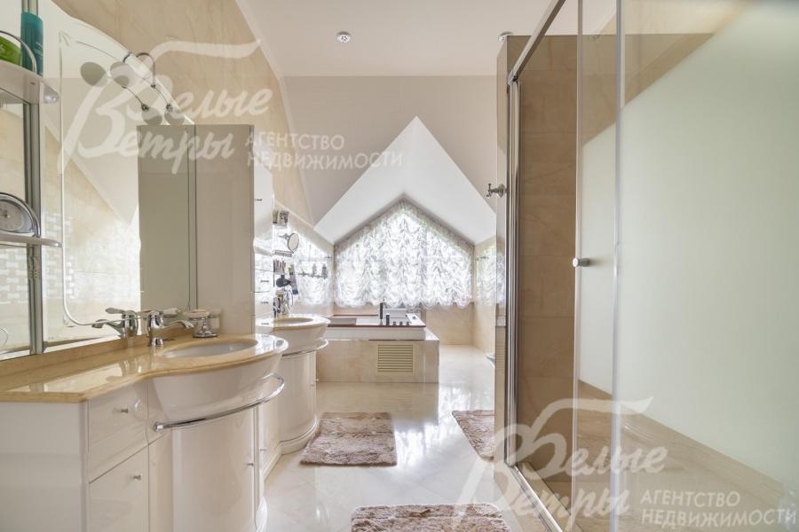 Санузел мастер-спальни: в нём - две раковины с большими зеркалами, душевая и роскошная ванна