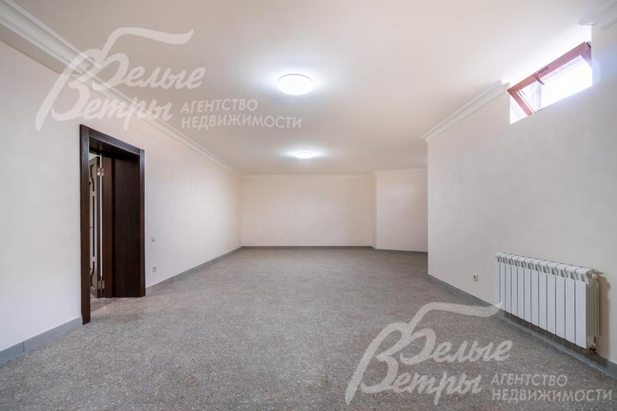 На цокольном этаже есть просторное помещение с окном, спланированное для спортивного зала