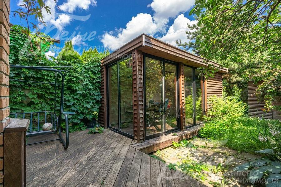 На участке крытая застекленная веранда