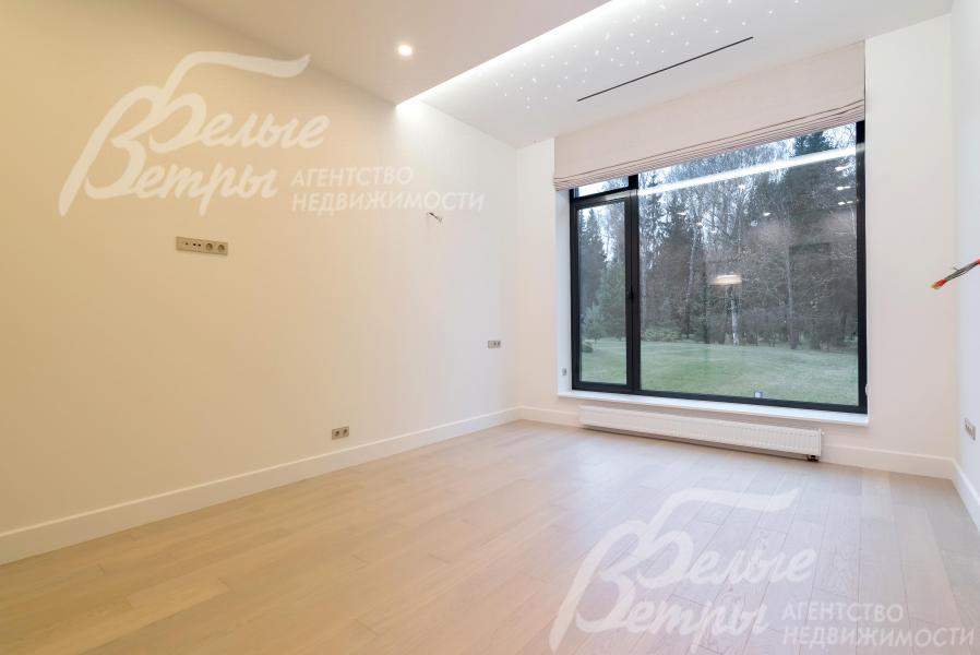 Из больших окон дома открывается вид на участок и прилегающий лес