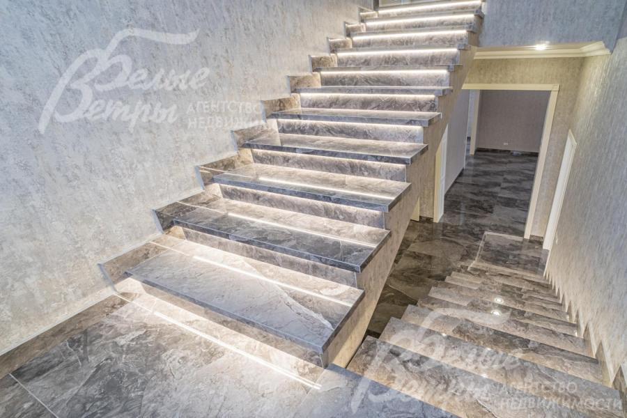 Красивая лестница с подсветкой.