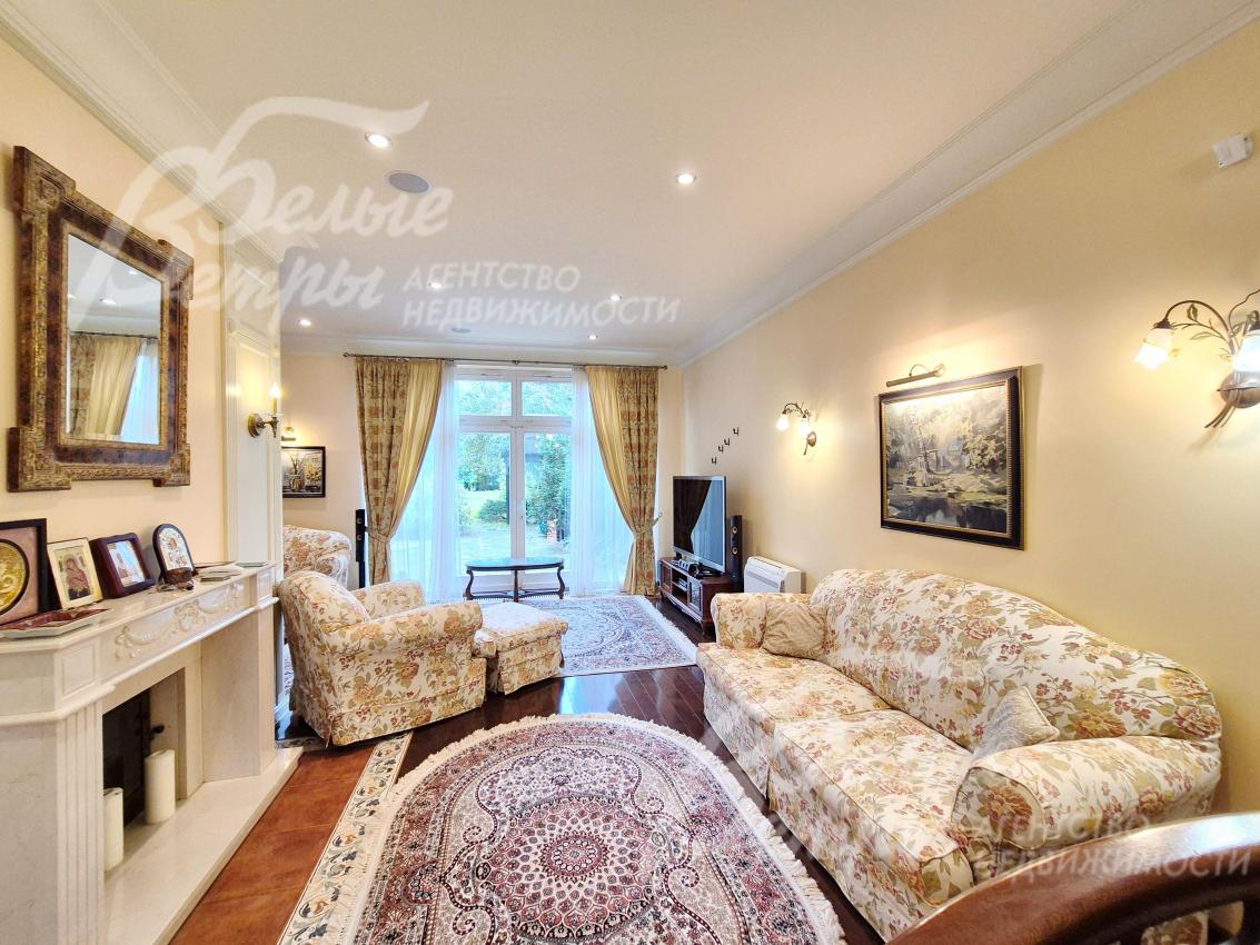 Уютная гостиная с камином и выходом на участок.