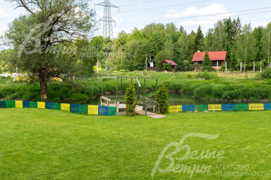 На ровном площадке есть причал для лодок