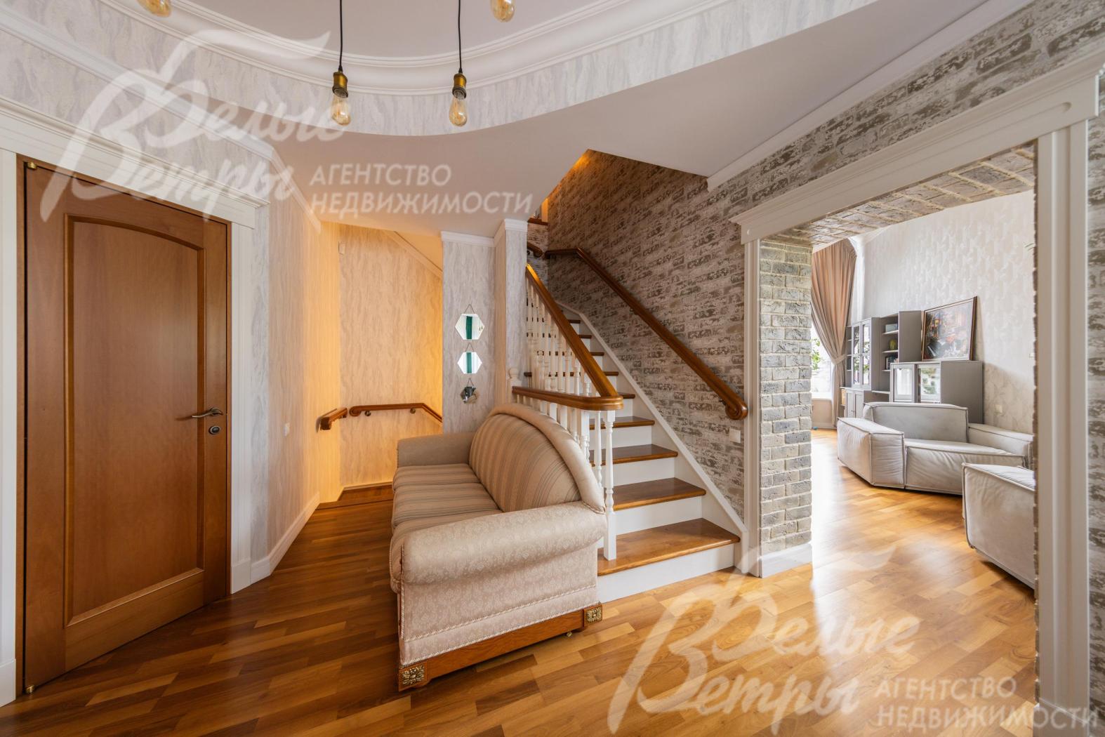 Холл первого этажа