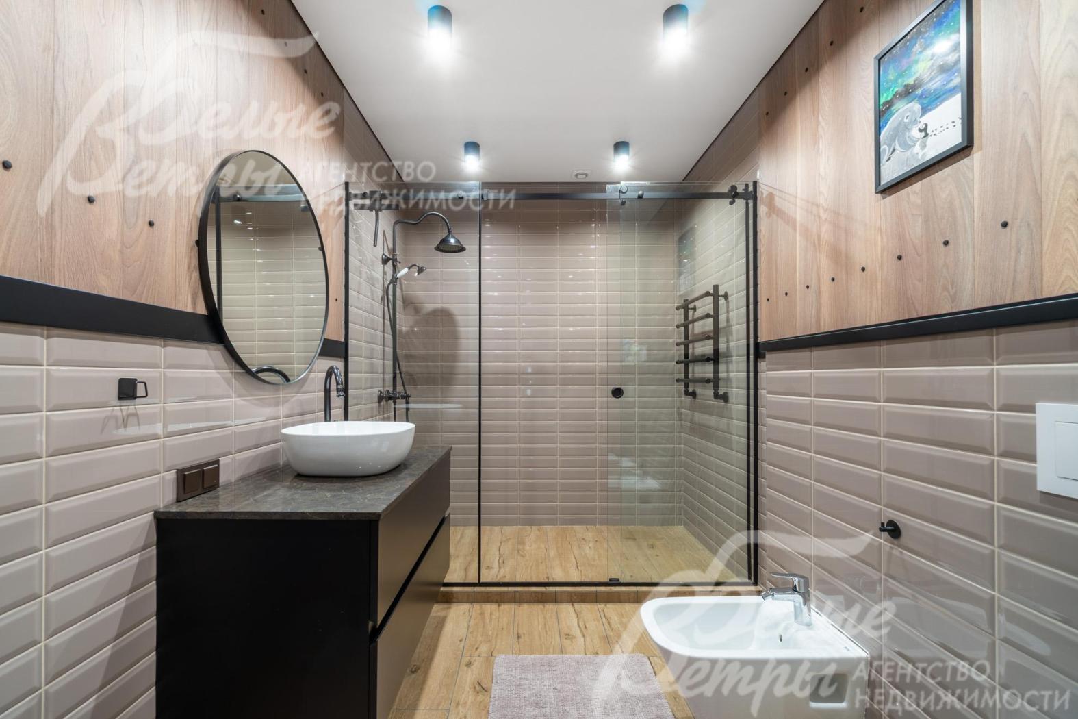 Санузел второго этажа отделан светло-серой керамической плиткой «кирпичик» в нижней части стен и панелями под дерево — в верхней с чёрной горизонтальной планкой