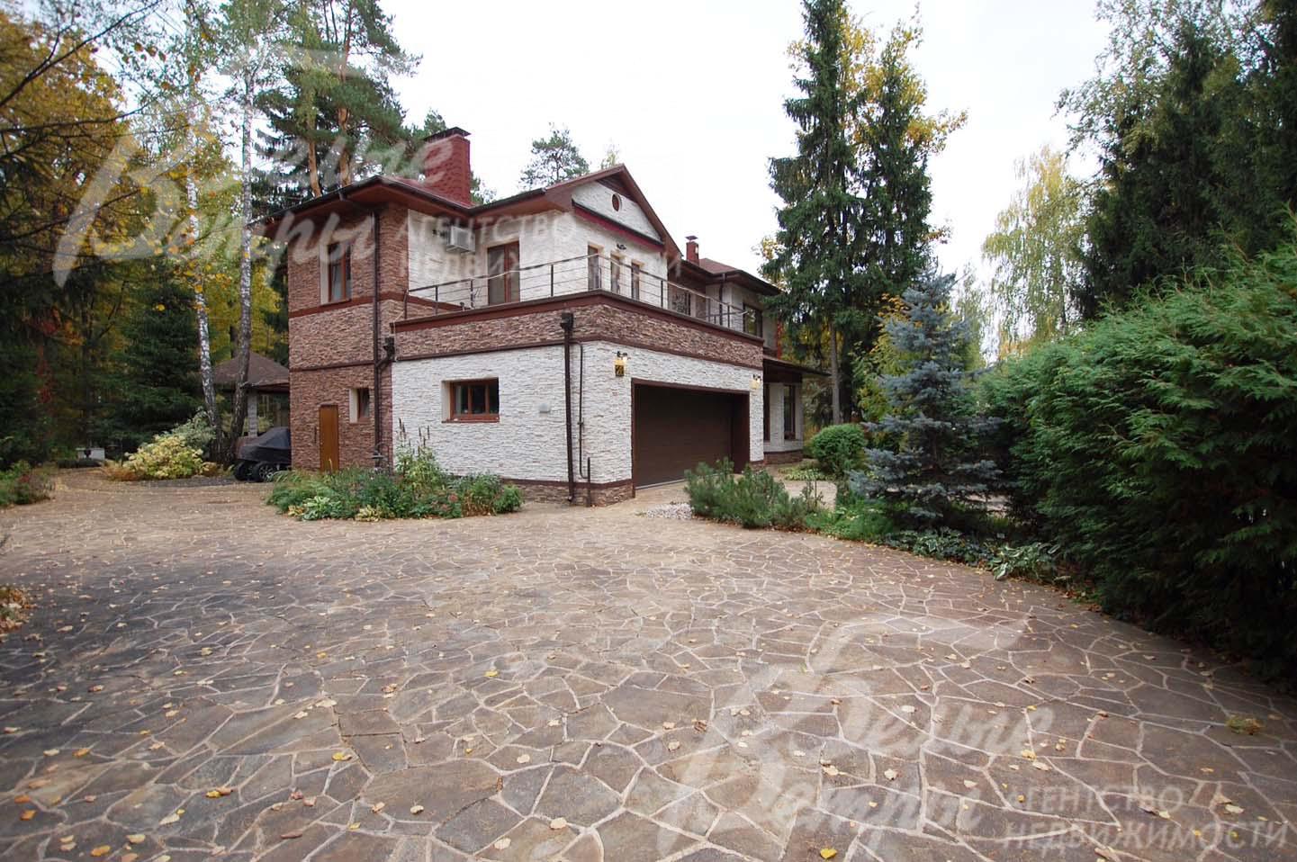 Дом 347 кв.м с бревенчатой баней 170 кв.м на лесном участке 85 соток в КП Стародачное