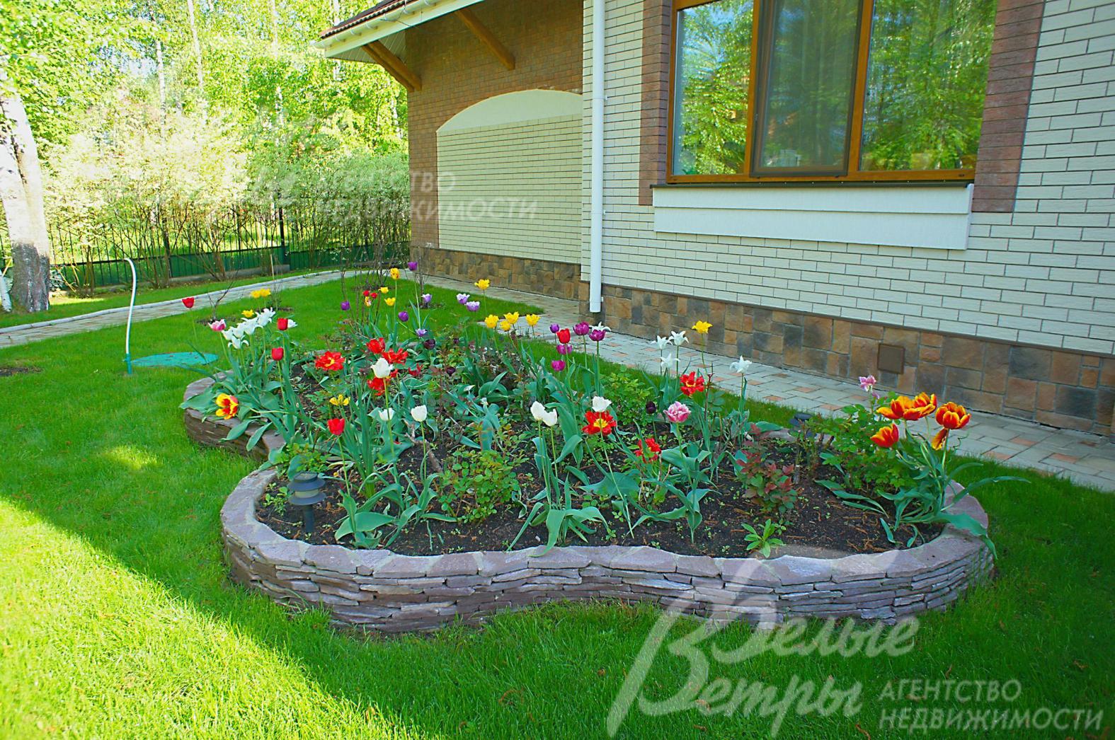 Множество декоративных кустарников, розарии.