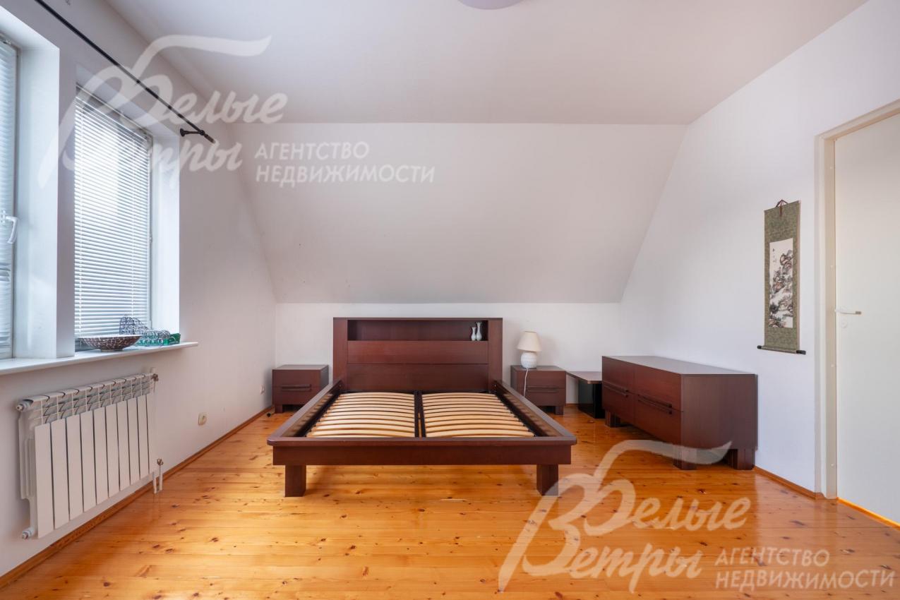 Все спальни меблированы, на полу - массив дерева, стены окрашены