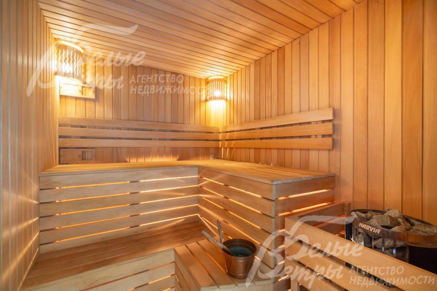 На первом этаже располагается электрическая сауна Harvia, рядом с парной - душевая