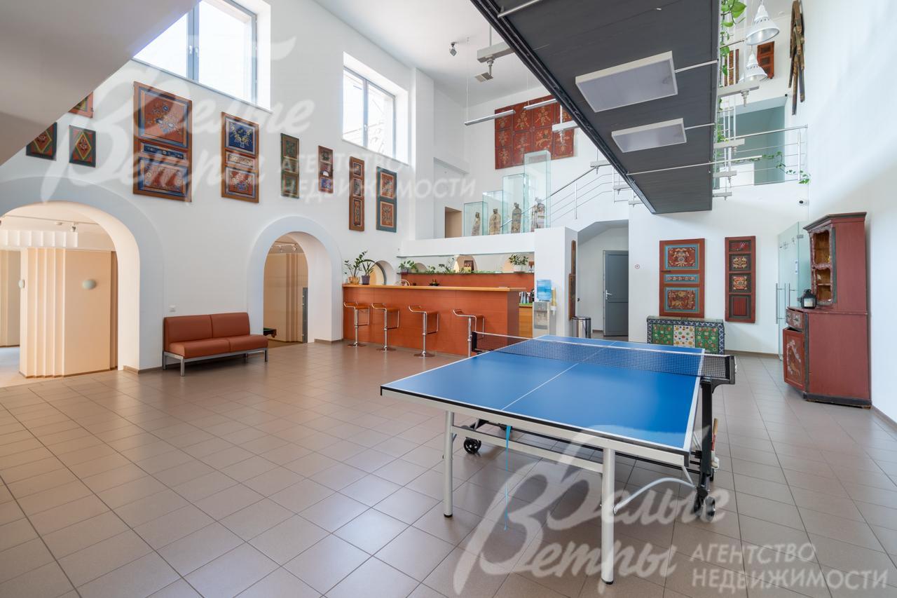 Клубный дом в поселке со СПА-зоной, бассейнами, тренажерным залом, бильярдной, кафетерием и детской игровой.