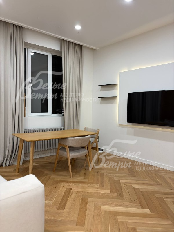 Столовый гарнитур с четырьмя стульями приобретён на «Диван.ру»