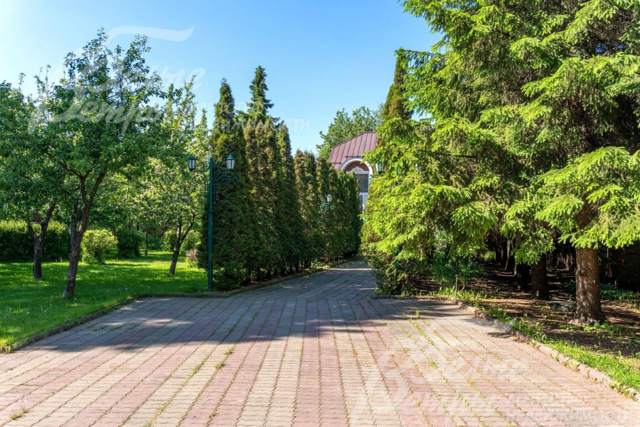 Просторная парковка для 6-8 машин перед домом