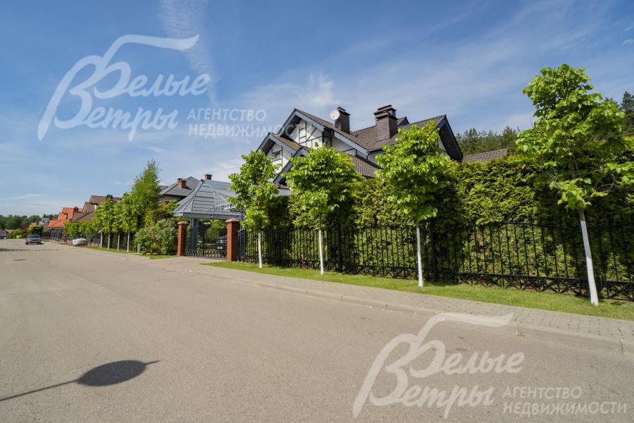 Тротуары с двух сторон от дороги вымощены брусчаткой