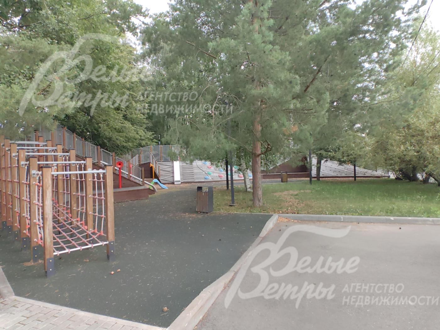 Одна из детских площадок в поселке