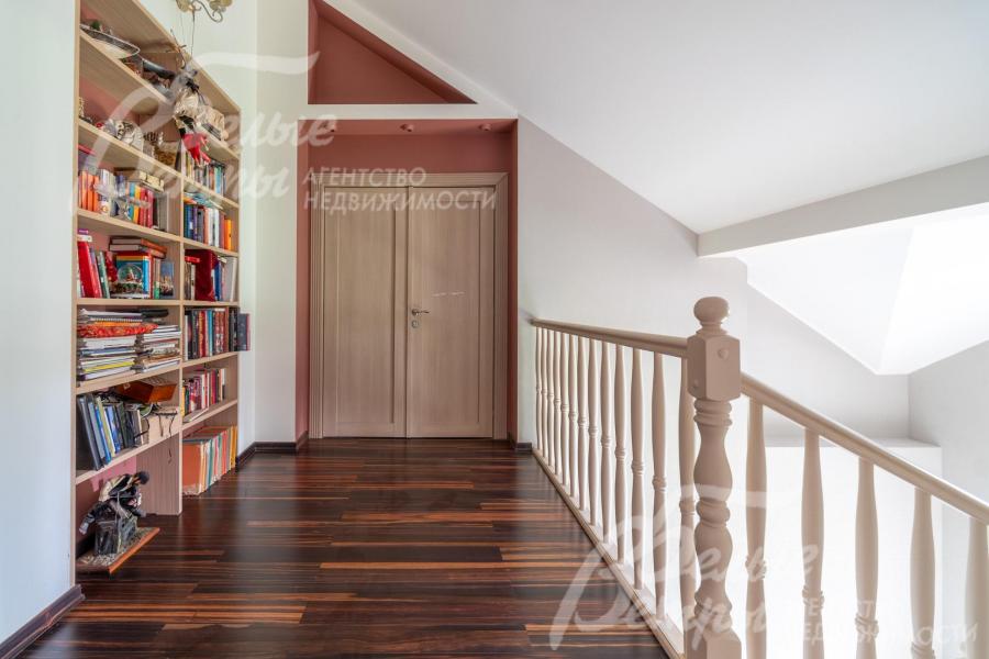 В холле на мансардном этаже - книжный стеллаж