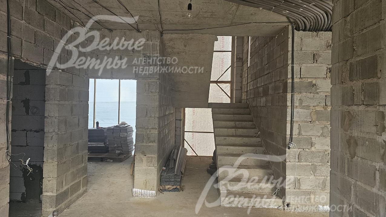 Внутри – монолитные бетонные полы и потолки, смонтирована железобетонная лестница