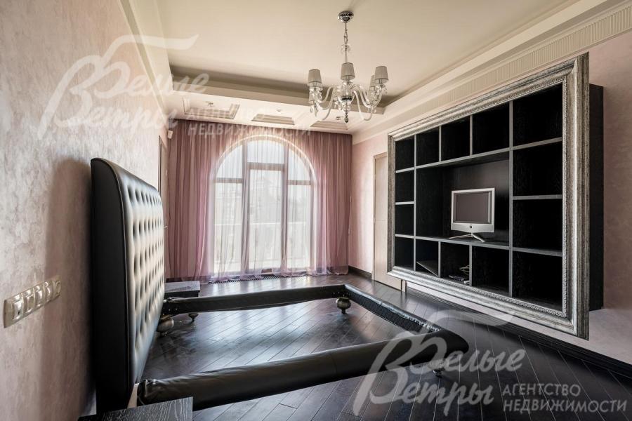 Мастер-спальня с санузлом, гардеробной и выходом на балкон