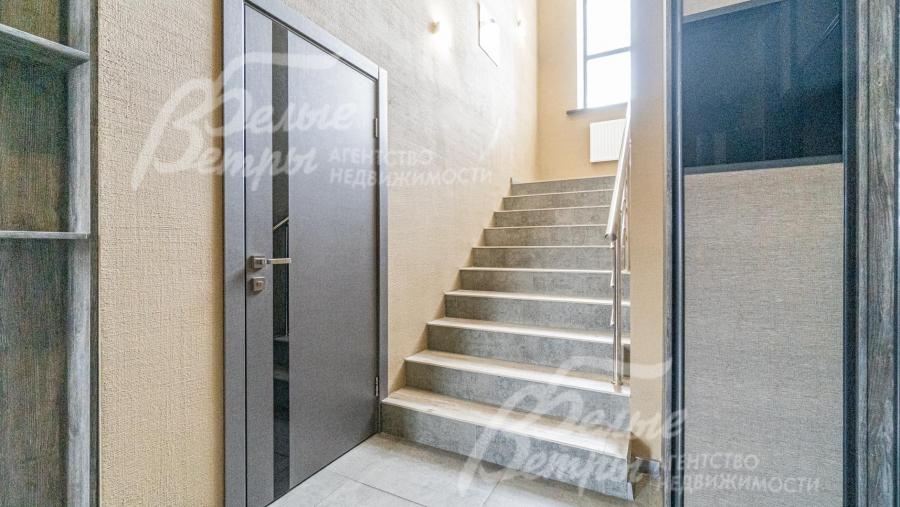 Лестница монолитная, ступени отделаны керамогранитом с металлическими поручнями