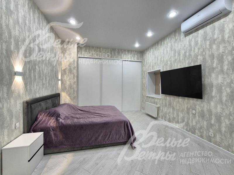 В спальне современный телевизор 65 дюймов