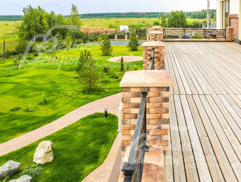 Из главной спальни так же есть выход на террасу 36,8 кв.м, откуда открывается прекрасный вид на  лес и поле.