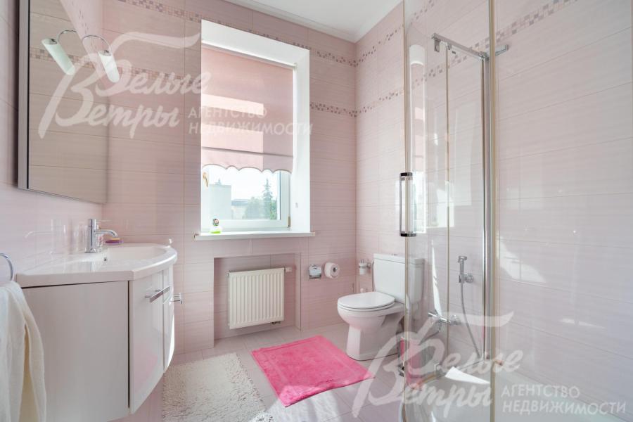 В санузлах установлены раковины, душевые кабины, ванная, унитазы, биде, гигиенические души