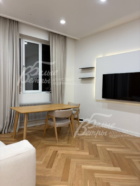 Столовый гарнитур с четырьмя стульями приобретён на «Диван.ру»