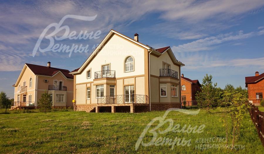 Вид на дом со стороны участка